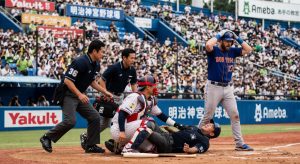 Venezolano le da un batazo a umpire japonés y lo pone en coma