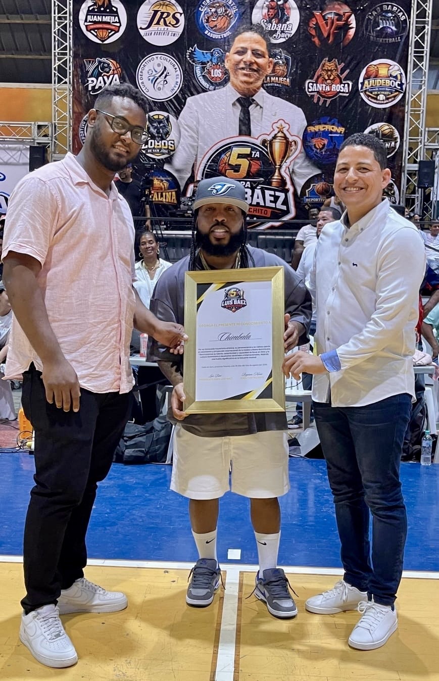 Reconocen a Chimbala y Martínez Brito en el Baloncesto Superior de Peravia Reconocen a Chimbala y Martínez Brito en el Baloncesto Superior de Peravia