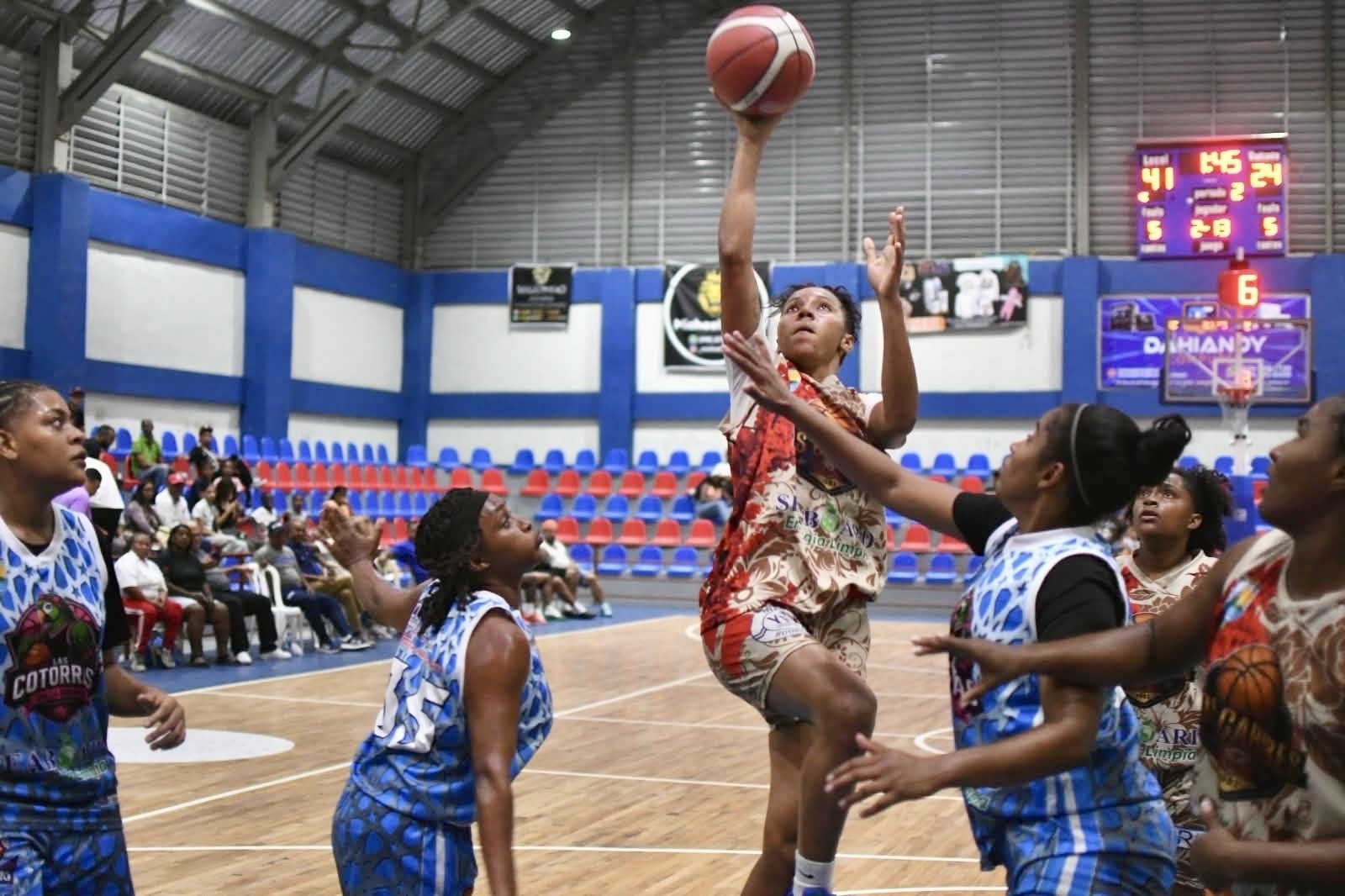 Caribes dominan a Cotorras en el inicio de la semifinal del TBS Femenino