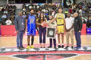 Abadina reconoce al cronista deportivo Alberto Rodríguez en el TBS Distrito 2026