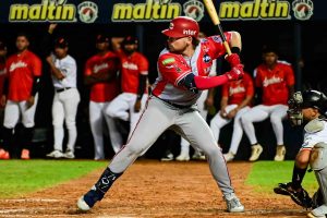 Cardenales picoteó a las Águilas en su nido